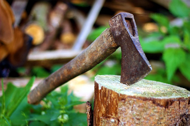 8 Ingenious Off-Grid Ways To Split Wood (Without An Ax)