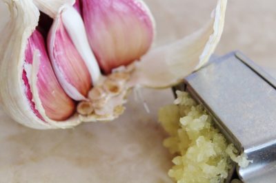 9 Ancient Heal-Everything Uses For Garlic That STILL Work Today 