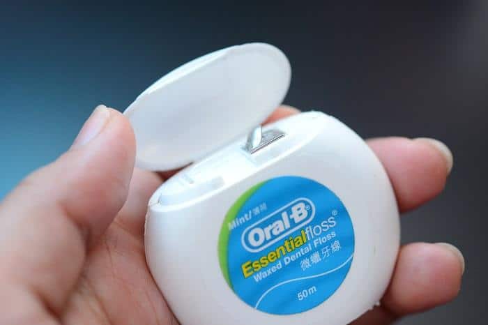 //www.offthegridnews.com/extreme-survival/8-life-saving-survival-uses-for-basic-ordinary-dental-floss/