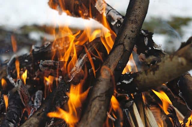 How To Start A Survival Fire When It’s Cold, Wet & Miserable