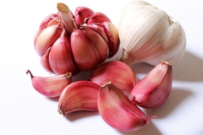 11 Odd-But-Effective Uses For Garlic That Surprised Even Us