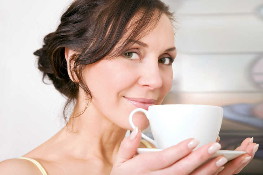 Сперва женщины. Женщина наслаждается чаем в кружке. Пьет кофе вкусно фото. Женщины за чаем фото. Кружка мечтательность.