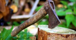 8 Ingenious Off-Grid Ways To Split Wood (Without An Ax)