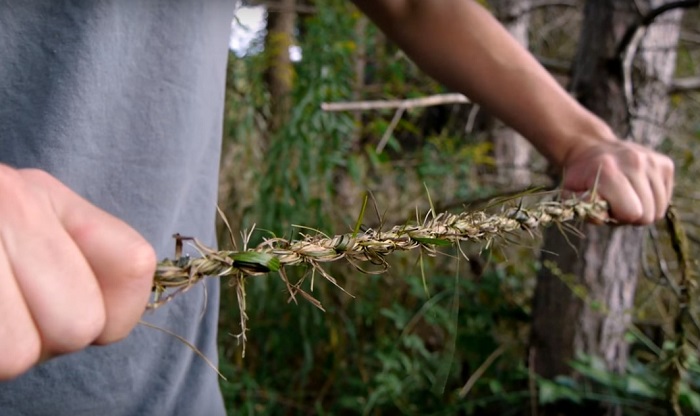 How To Make Off-Grid ‘Survival Cord’ Using Only Grass
