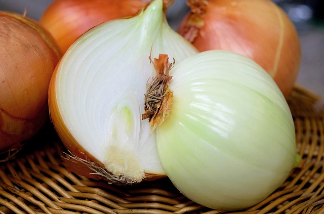 12 Unusual, Off-Grid Uses For Onions (No. 5 – Removes Splinters!)