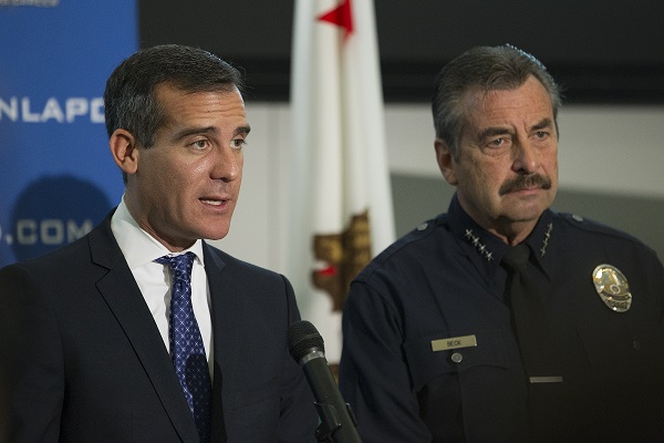 Los Angeles Police Chief Charlie Beck, right, says he'd rather lose federal funds than enforce President Obama's immigration orders. Image source: Wikipedia