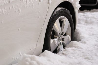 5 Winter Survival Items EVERYONE Should Store In Their Vehicle