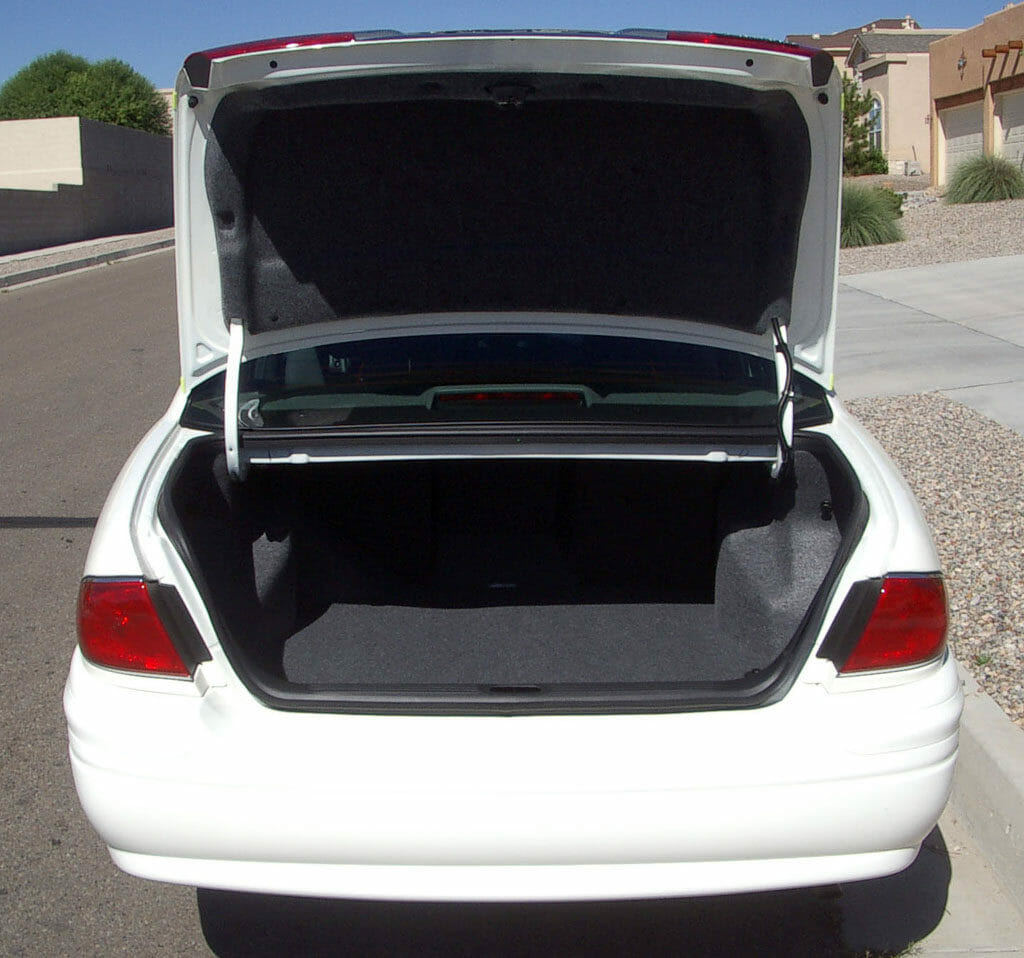20 Essential Emergency Items You Better Store Your Car’s Trunk  