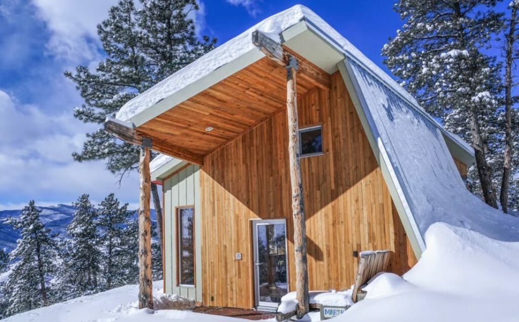 The Sun Heats His Off-Grid ‘Passive Home’ – Even When It’s 0 Degrees Outside